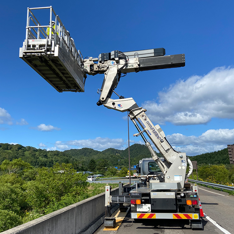 中型橋梁点検車